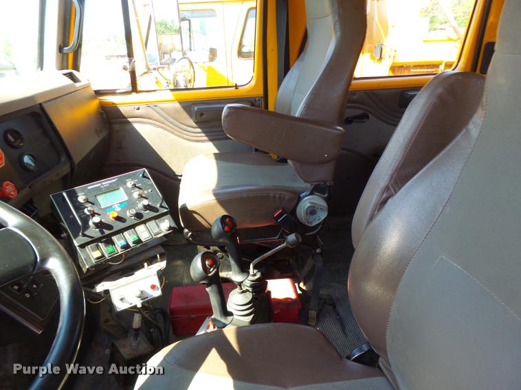 image for item DA3497 2002 International 4900 Crew Cab dump truck