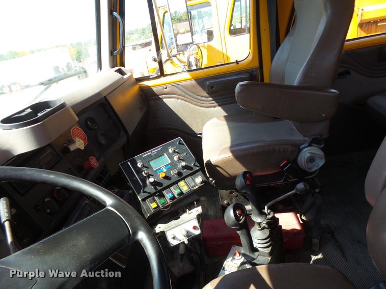 image for item DA3497 2002 International 4900 Crew Cab dump truck