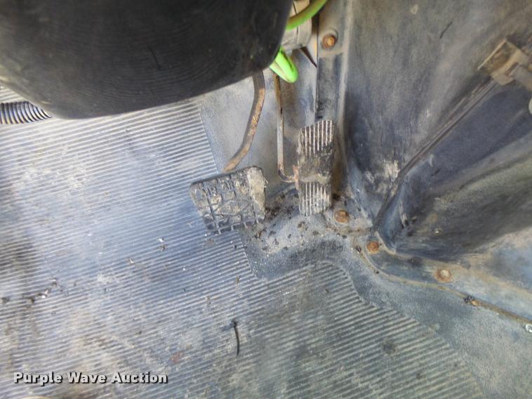 image for item DA3497 2002 International 4900 Crew Cab dump truck