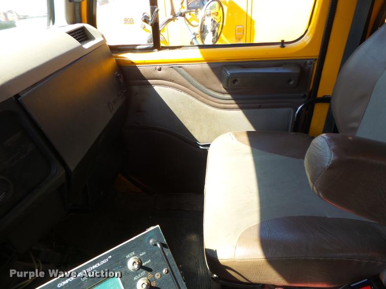 image for item DA3497 2002 International 4900 Crew Cab dump truck