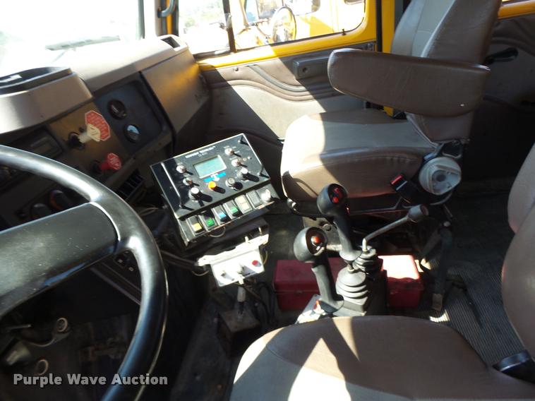 image for item DA3497 2002 International 4900 Crew Cab dump truck