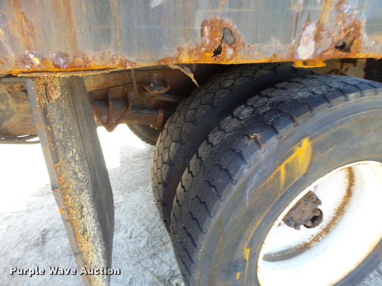 image for item DA3499 2000 International 4900 dump truck