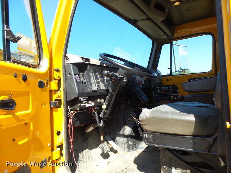 image for item DA3499 2000 International 4900 dump truck