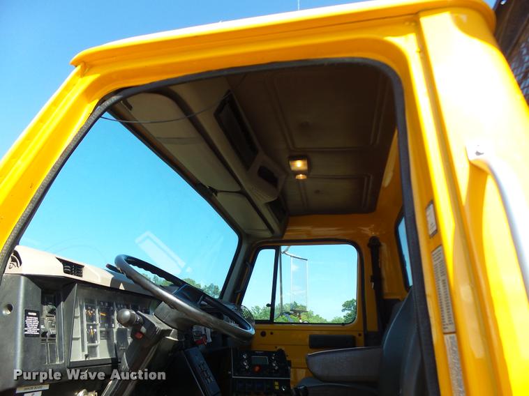 image for item DA3499 2000 International 4900 dump truck