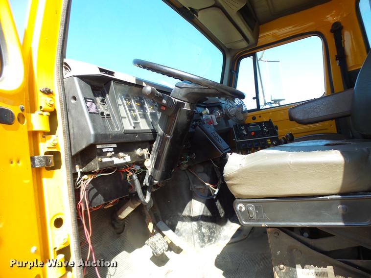 image for item DA3499 2000 International 4900 dump truck