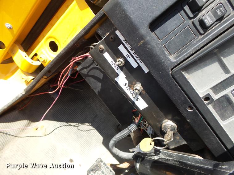 image for item DA3499 2000 International 4900 dump truck