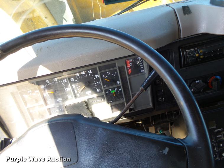 image for item DA3499 2000 International 4900 dump truck