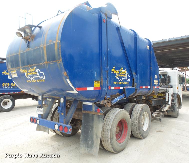 image for item DA6295 1998 Peterbilt 320 refuse truck