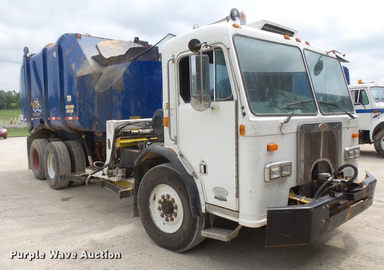 image for item DA6295 1998 Peterbilt 320 refuse truck