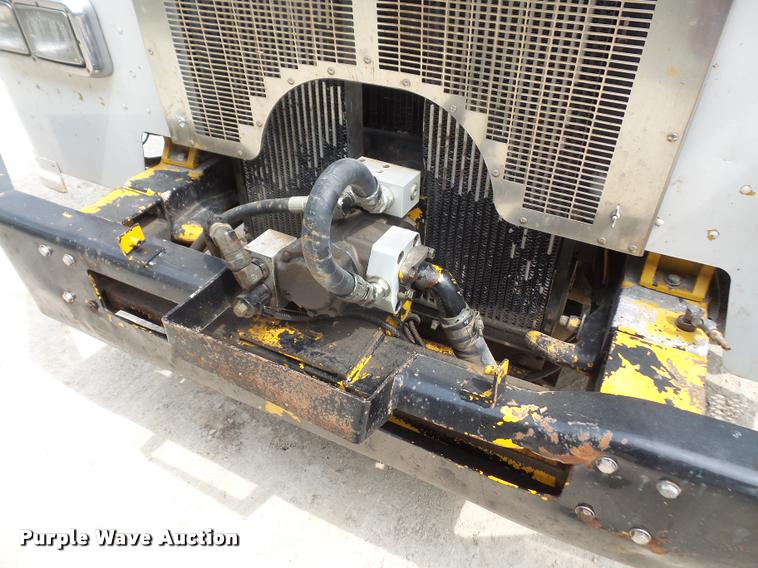 image for item DA6295 1998 Peterbilt 320 refuse truck