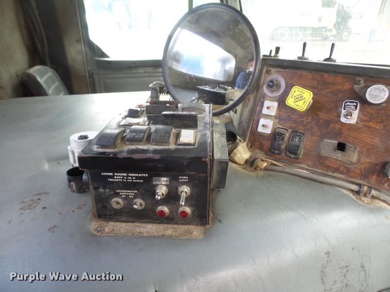 image for item DA6295 1998 Peterbilt 320 refuse truck