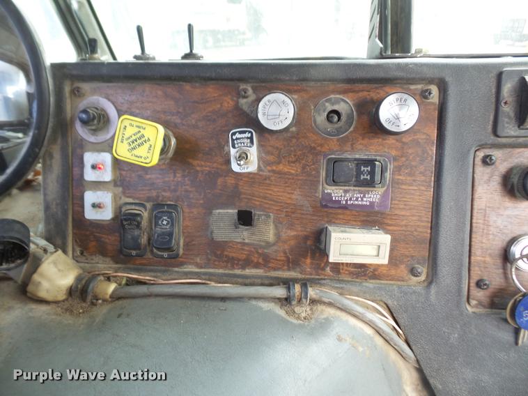 image for item DA6295 1998 Peterbilt 320 refuse truck