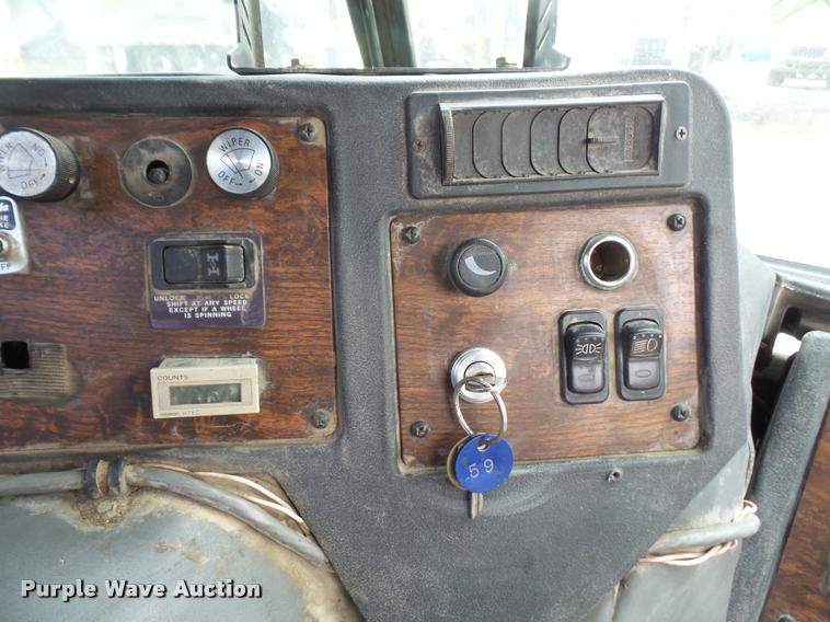 image for item DA6295 1998 Peterbilt 320 refuse truck