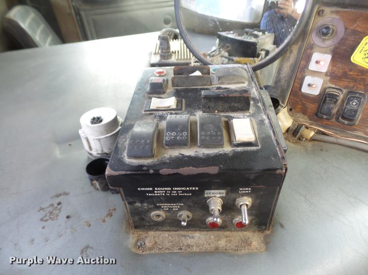 image for item DA6295 1998 Peterbilt 320 refuse truck