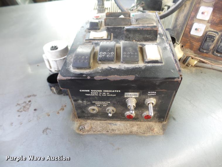 image for item DA6295 1998 Peterbilt 320 refuse truck