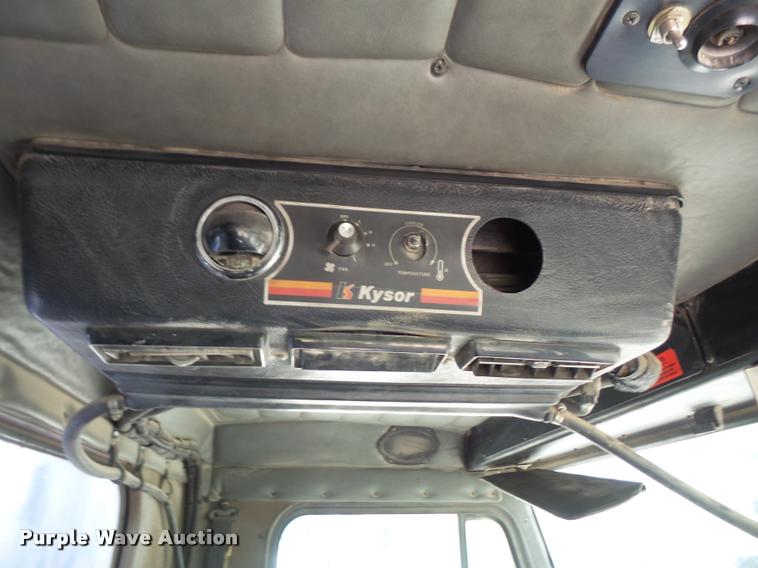 image for item DA6295 1998 Peterbilt 320 refuse truck