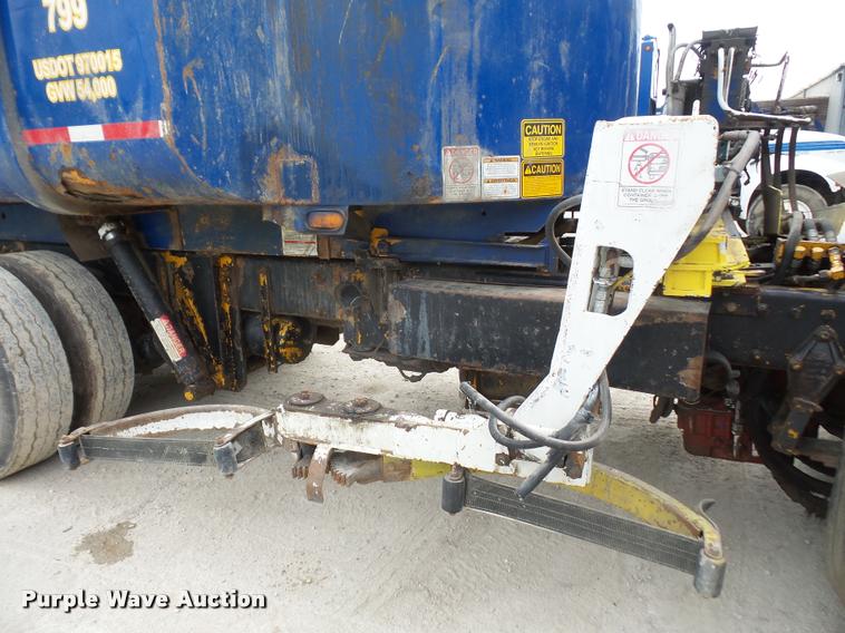 image for item DA6295 1998 Peterbilt 320 refuse truck