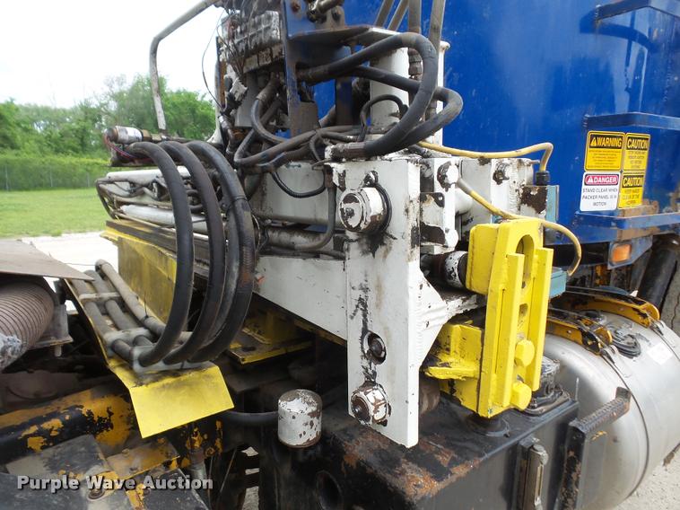 image for item DA6295 1998 Peterbilt 320 refuse truck