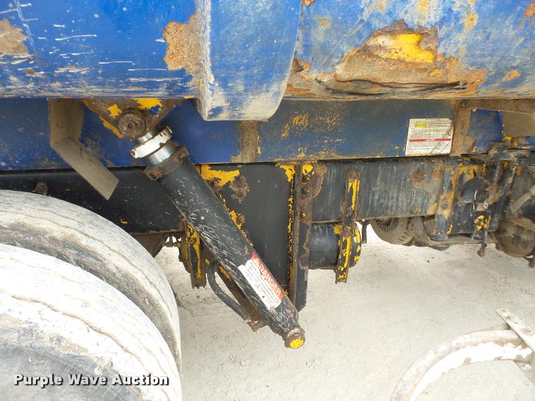 image for item DA6295 1998 Peterbilt 320 refuse truck