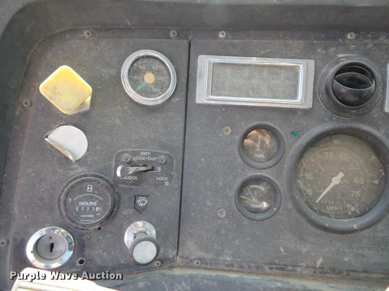 image for item DA6318 1994 Ford LT8000 dump truck