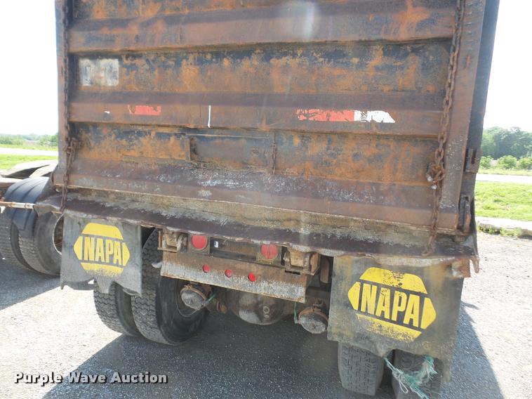 image for item DA6318 1994 Ford LT8000 dump truck