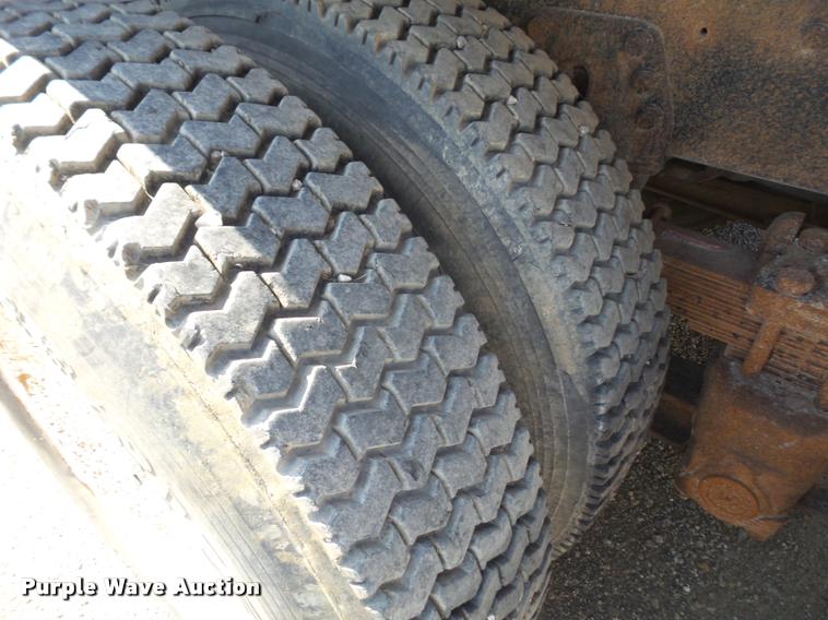 image for item DA6318 1994 Ford LT8000 dump truck