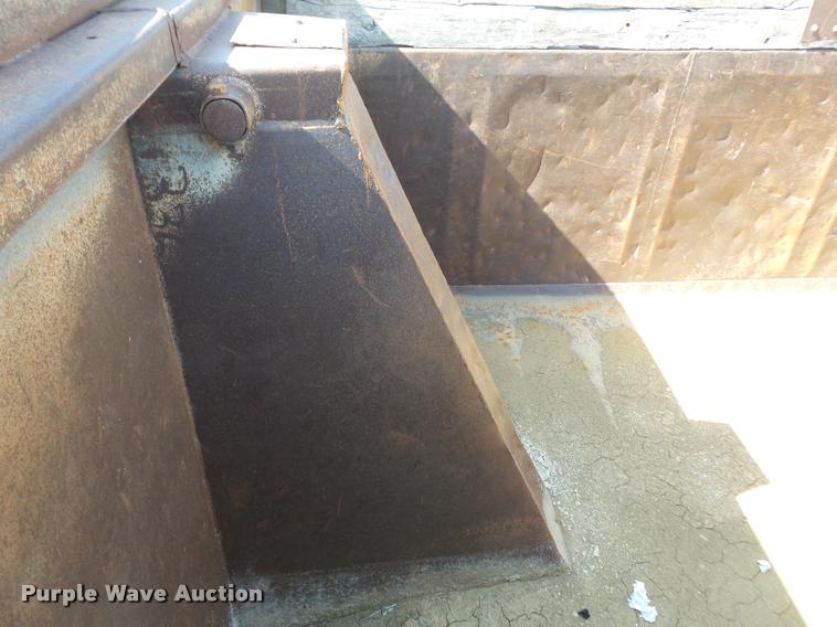 image for item DA6318 1994 Ford LT8000 dump truck