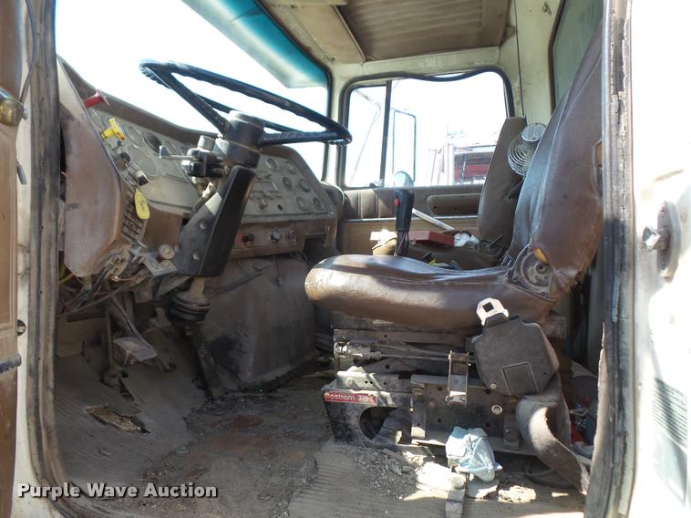 image for item DA6319 1987 Ford LT9000 dump truck