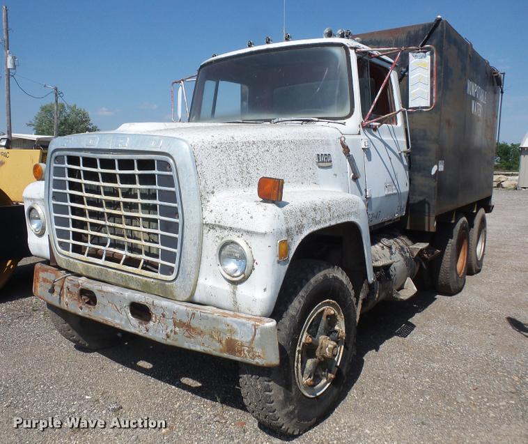 image for item DA6320 1970 Ford 9000 tank truck