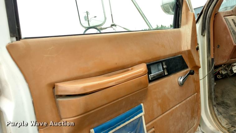 image for item DB0962 1991 GMC TopKick bucket truck