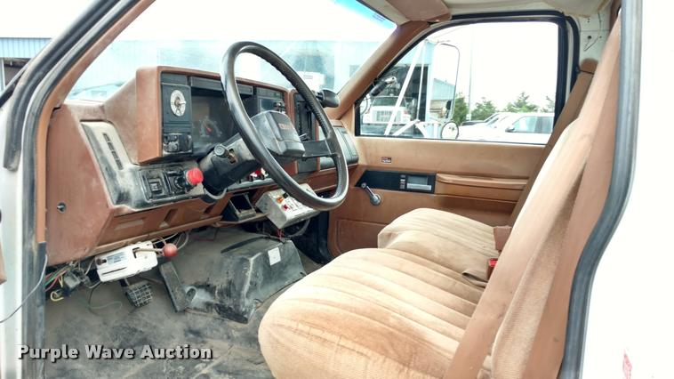 image for item DB0962 1991 GMC TopKick bucket truck