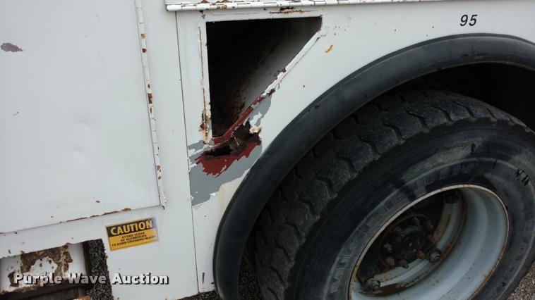 image for item DB0962 1991 GMC TopKick bucket truck