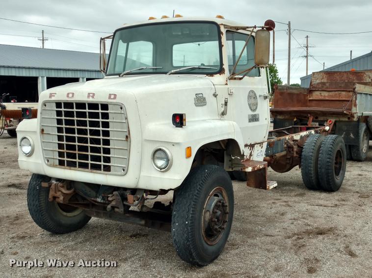 image for item DB0964 1979 Ford 800 truck cab and chassis