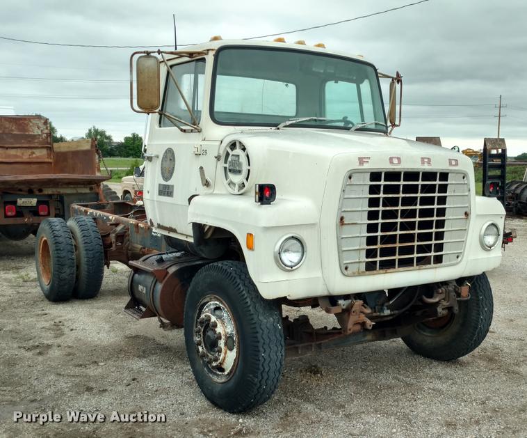 image for item DB0964 1979 Ford 800 truck cab and chassis