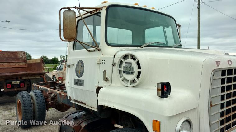 image for item DB0964 1979 Ford 800 truck cab and chassis