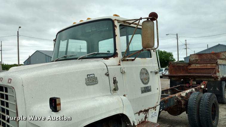 image for item DB0964 1979 Ford 800 truck cab and chassis