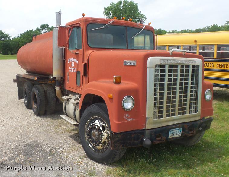 image for item DB0981 1973 International 4200 tank truck