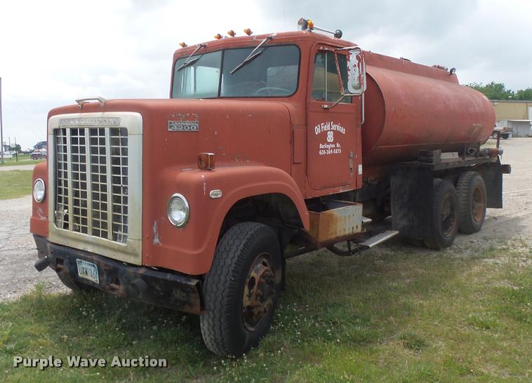 image for item DB0981 1973 International 4200 tank truck
