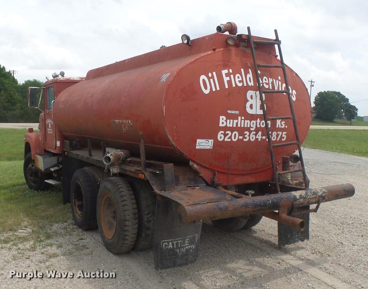 image for item DB0981 1973 International 4200 tank truck