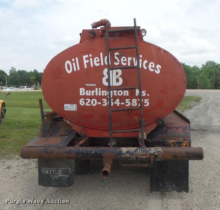 image for item DB0981 1973 International 4200 tank truck