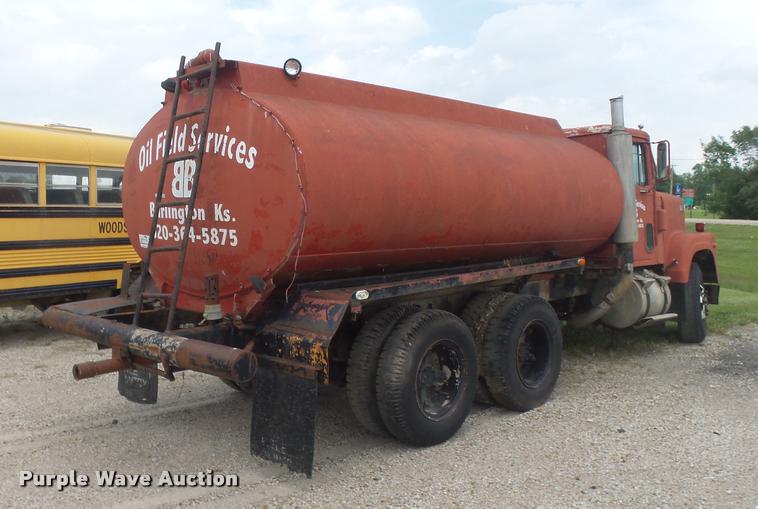 image for item DB0981 1973 International 4200 tank truck