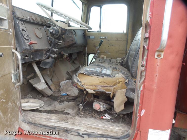 image for item DB0981 1973 International 4200 tank truck