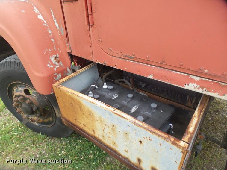 image for item DB0981 1973 International 4200 tank truck