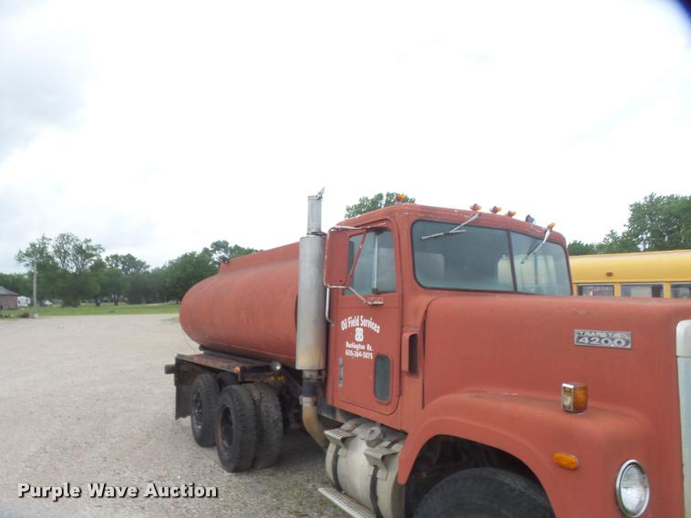 image for item DB0981 1973 International 4200 tank truck