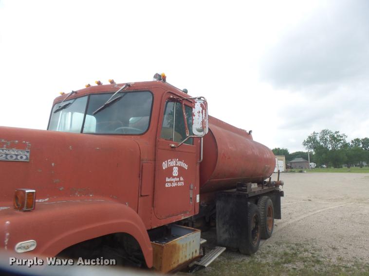 image for item DB0981 1973 International 4200 tank truck