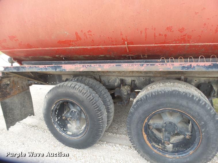 image for item DB0981 1973 International 4200 tank truck