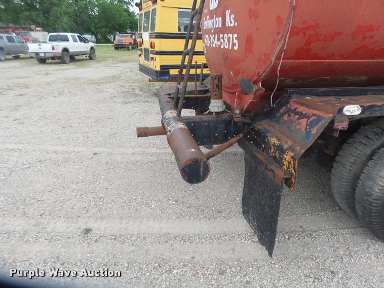 image for item DB0981 1973 International 4200 tank truck