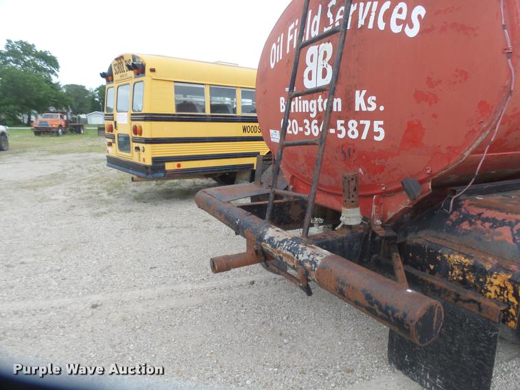 image for item DB0981 1973 International 4200 tank truck