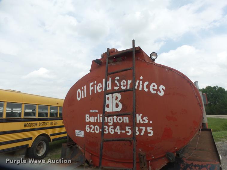 image for item DB0981 1973 International 4200 tank truck