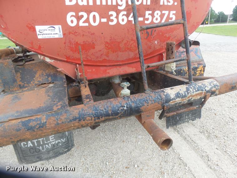 image for item DB0981 1973 International 4200 tank truck